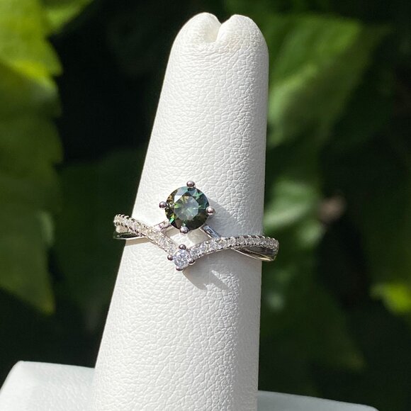 ✨Beautiful 0.5 ct Olive Green Moissanite Wishbone Ring ✨ - Picture 5 of 6